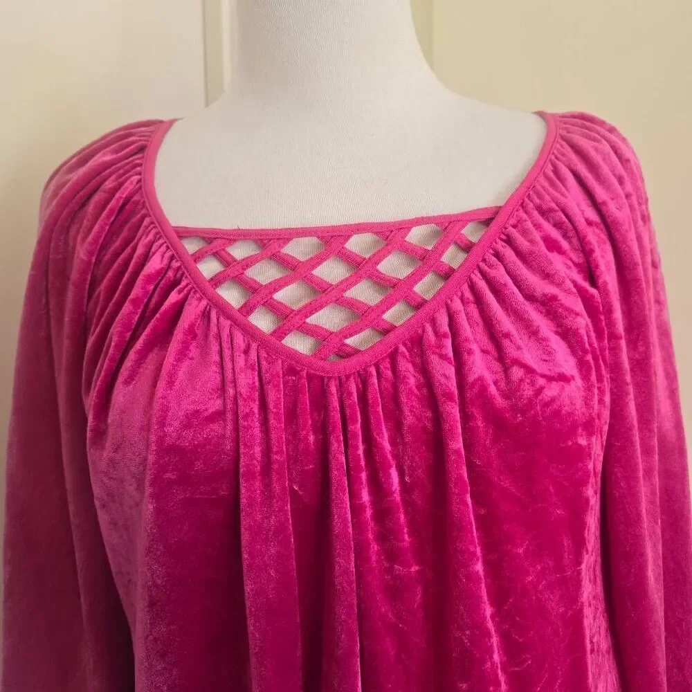 db Boutique Vtg. Hot Pink Velour Gown/Housecoat, Long Slv, V-Neck w/Lattice, S